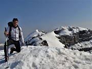 62 Sul cocuzzolo ammantato di neve con vista verso Torre di Valnegra e Pizzo Daina